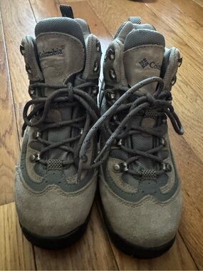 Columbia women’s Gray Columbia Hiking boots